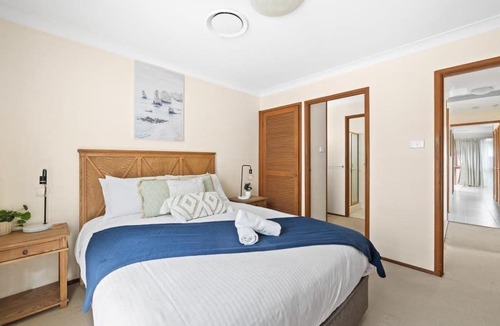 Milperra House | Private Ensuite Queen Room - Centrally Located at Milperra