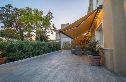Su Forti House | Queen studio apartment with private kitchen bathroom and washing machine with garden