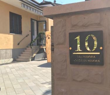 Montale House | R&B MiDora Montale