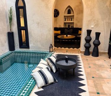 Bab Taghzout House | Riad 1810