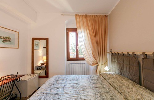 Corniglia House | Romantic Lemon Double Room