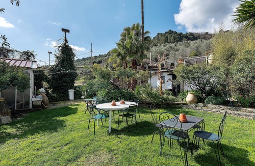 Pignoi San Rocco Apartment | Room 'Blu' with Mountain View, Wi-Fi and Air Conditioning