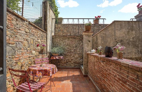 Montecarlo Apartment | Room 'Ginepro Double - First Floor' with Shared Terrace and Wi-Fi