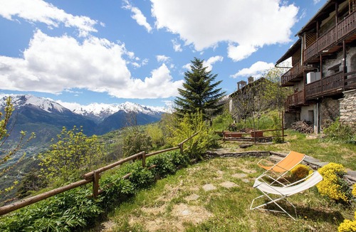 Saint-Pierre Apartment | Room 'Grolla' with Shared Terrace, Shared Garden and Wi-Fi