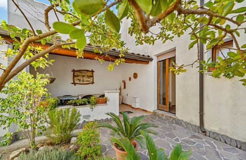 Teulada Apartment | Room 'Ibisco Teulada' with Shared Terrace, Wi-Fi and Air Conditioning