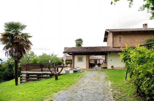 Costigliole d'Asti Apartment | Room 'Lepre' with Mountain View, Shared Pool and Wi-Fi