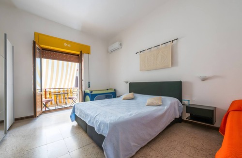 Sant'Antioco Apartment | Room 'Levante' with Balcony, Wi-Fi and Air Conditioning