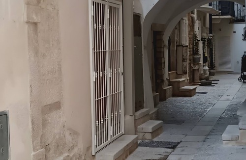 Modugno Apartment | Room 'Peonia' with Balcony, Wi-Fi and Air Conditioning