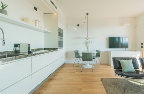 Como Apartment | Skyline Lake Apartment