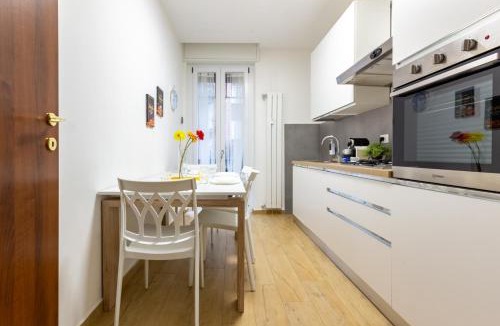 Milan Apartment | Spacious 4-Bed 2-Bath, 3 min Walk to M1 Bande Nere