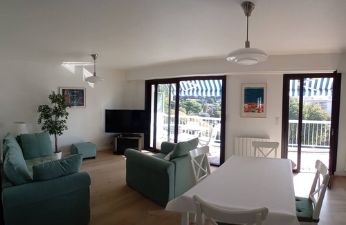 Cannes La Bocca Apartment | Spacious 70 m² flat with Balcony and sea view!