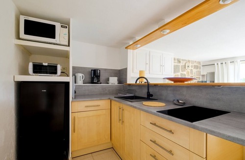 Mandelieu-La-Napoule Apartment | Studio Apartment 'Rez-de-villa Avec Piscine' with Sea View, Shared Pool and Wi-Fi