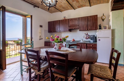 Castel del Piano Apartment | Studio Apartment 'Il Bosco' with Shared Terrace, Shared Garden and Wi-Fi