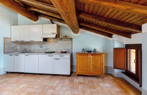 Monzambano Apartment | Studio Apartment 'Fiordaliso' with Shared Garden, Wi-Fi and Air Conditioning