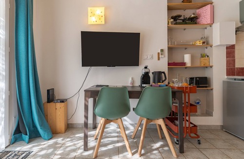 Lambesc Apartment | Studio Apartment 'La Dolce Vita' with Shared Pool, Wi-Fi and Air Conditioning