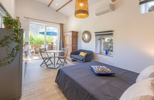 Salazac Apartment | Studio Apartment 'Le Chant Des Tongs' Surrounded by Nature with Wi-Fi and Air Conditioning