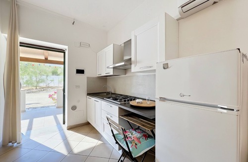 Peschici Apartment | Studio Apartment 'Villa Francesca, Mono Deluxe A' with Shared Terrace, Wi-Fi and Air Conditioning
