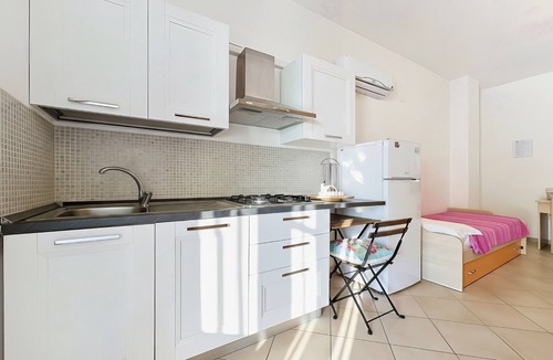 Peschici Apartment | Studio Apartment 'Villa Francesca, Mono Deluxe A' with Shared Terrace, Wi-Fi and Air Conditioning