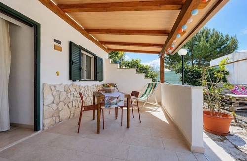 Peschici Apartment | Studio Apartment 'Villa Francesca, Mono Deluxe A' with Shared Terrace, Wi-Fi and Air Conditioning
