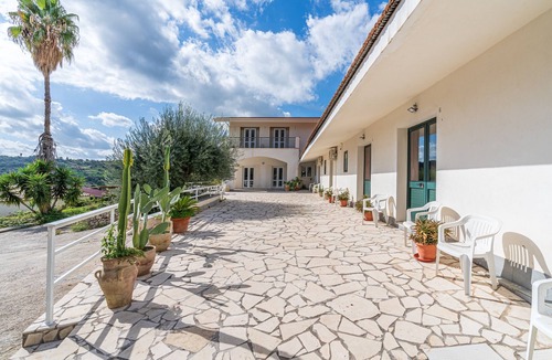 Noto Apartment | Studio 'Arancia - Fiumara Val Di Noto' with Mountain View, Wi-Fi and Air Conditioning