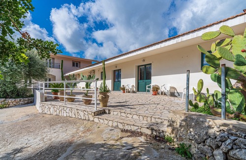Noto Apartment | Studio 'Basilico - Fiumara Val Di Noto' with Mountain View, Wi-Fi and Air Conditioning