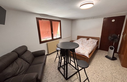 Pont-Saint-Esprit Apartment | Studio "Les Iris" with Shared Terrace, Communal Garden, and Wi-Fi