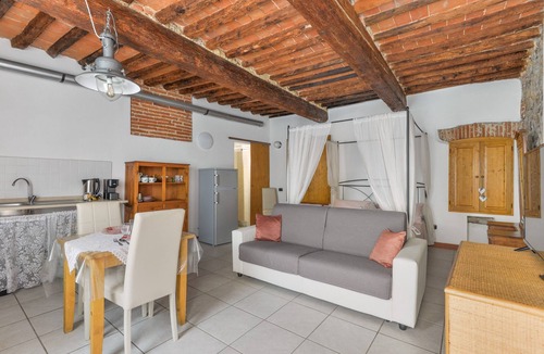 Portoferraio Old Town Apartment | Studio 'Nido D'amore' with Wi-Fi and Air Conditioning