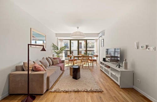Vernier Apartment | Stunning & Bright - 2 Bedrooms - Parking WiFi/AC