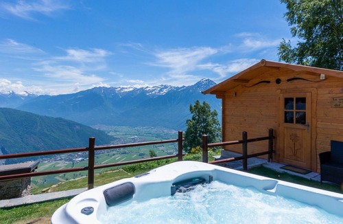 Pelado House | Stunning private villa for 2 people with hot tub, TV, patio and pets allowed