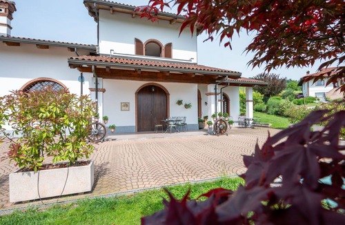Barolo House | Stunning villa for 6 guests with WIFI, TV and terrace