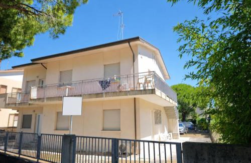 Lignano Sabbiadoro Apartment | Sunny first-fFloor beachside retreat