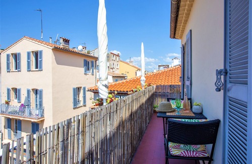 Antibes Old Town Apartment | Sunny, South facing apartment Antibes Old Town, 2 Balconies, fully air condition