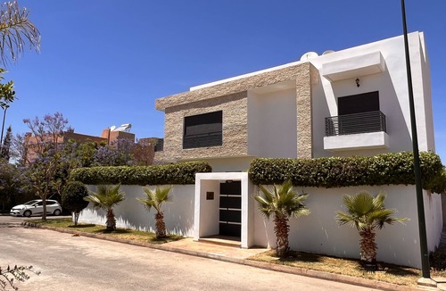 Gueliz Villa | Superb villa with private heated swimming pool and gym.