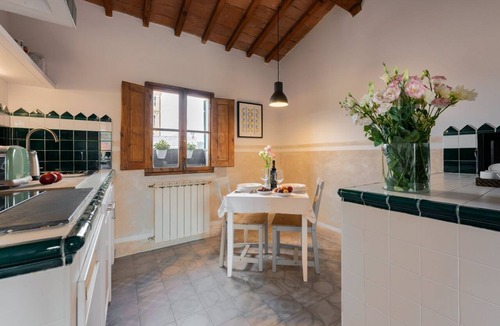 Duomo Apartment | The apartment consists of a double bedroom, a comfortable living room with a sofa, a kitchen furnished in the Florentine style and equipped with all necessary utensils, and a bathroom. The apartment has been recently renovated.