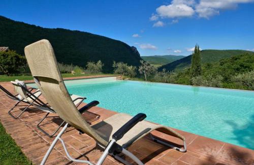 Montelovesco House | Typical Umbrian FarmHouse with Swimming Pool