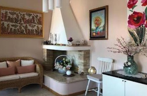 Poggio dei Pini House | Vacation Home "Villa Margherita" with Private Terrace, A/C & Wi-Fi
