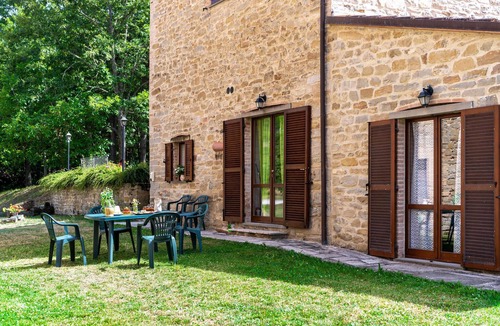 Apecchio Apartment | Valguerriera 5 - Rosa Gialla