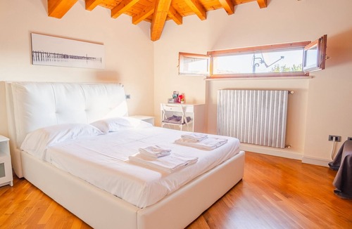 Lonato del Garda Villa | Villa Corte Barcuzzi - Italian Homing