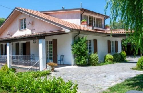 Apecchio Villa | Villa Glicine Casa Vacanze con Piscina e Camino ad Apecchio, Marche