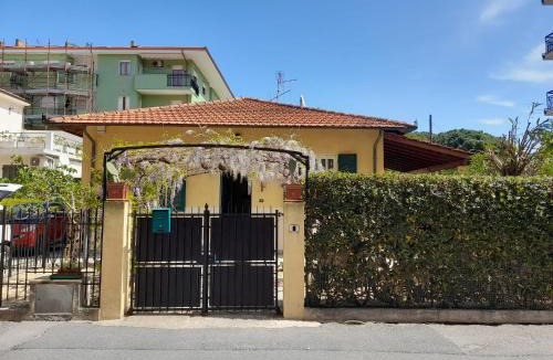 San Bartolomeo al Mare Villa | Villa la Casetta con giardino a 30 m dal mare