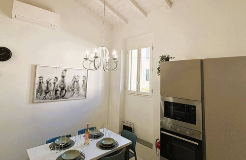Isolotto Apartment | White Iris Apartment
