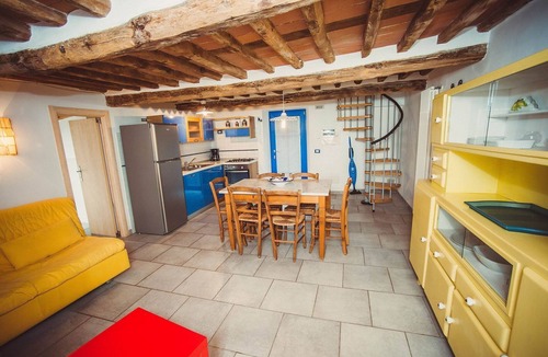 Massa Apartment | Wohnung 'Seventh Heaven' mit Gemeinschaftspool by Interhome
