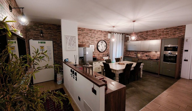 1)Room with private bathroom, 8 minutes from Milan Malpensa Airport.