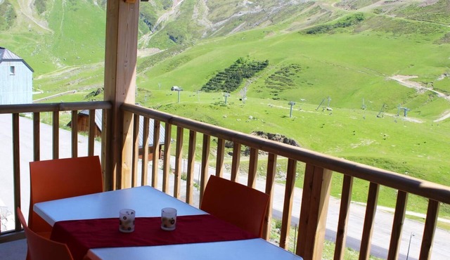 200m from shops, view ski slopes/mountain, swimming pool, terrace, parking, tv, ski locker, 60m²