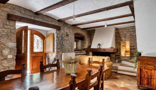 A comfortable 90 sqm apartment, accommodating up to 5 people, spread over two levels connected by an internal staircase.The property is located in Spello, a characteristic village on the slopes of Mount Subasio, close to the historic center and in a Limi