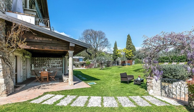 Agriturismo Apartment Baldo heated Pool, Padenghe sul Garda, Italy