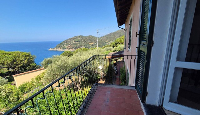 Apartment 'Blu' with Sea View, Wi-Fi and Air Conditioning