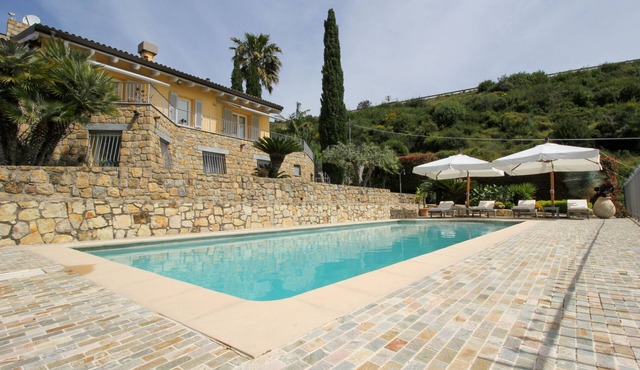 Apartment in villa with swimming pool and garden. CITRA CODE: 008008- LT -0320