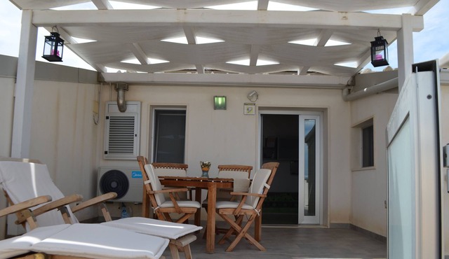 Apartment with terrace less than 100 from the sea.