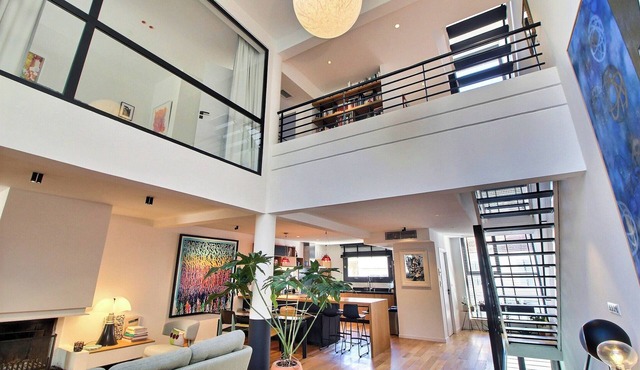 Architect-designed villa with garden for rent in Marseille, design and calm